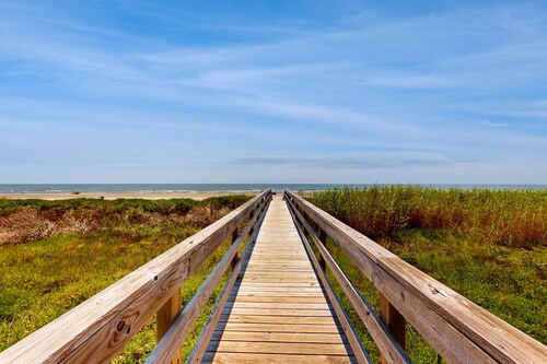 3-bedroom beach home with patio, backyard and dog-friendly