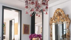 A spacious room with a chandelier, a large mirror, and a red decorative piece on the floor. - L'Hôtel Particulier La Marsa (La Marsa)
