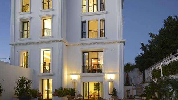 A two-story building with a swimming pool in the foreground. - L'Hôtel Particulier La Marsa (La Marsa)