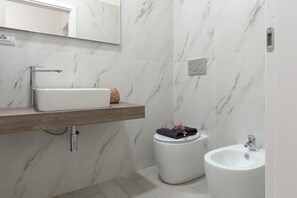 Dusche, Haartrockner, Bidet, Handtücher