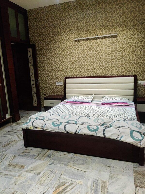 3 habitaciones, tabla de planchar con plancha, wifi y ropa de cama 