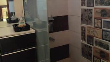 Sèche-cheveux, serviettes fournies, savon, papier toilette