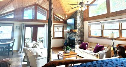 Charming 2 bedroom in between Highlands/Cashiers fireplace, steam shower