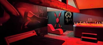 The indecent parenthesis LOVE ROOM