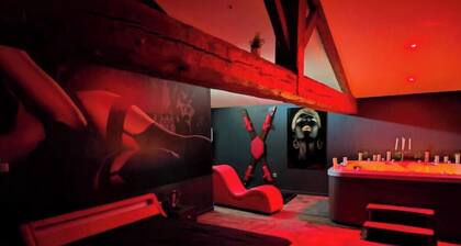 The indecent parenthesis LOVE ROOM