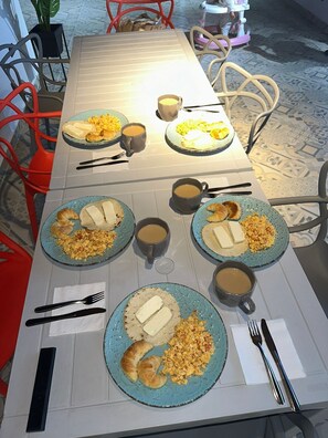 Frokost med lokale retter er inkludert hver dag