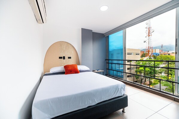 Classic Double Room | Desk, laptop workspace, free WiFi - HOTEL LAX  (Medellín)