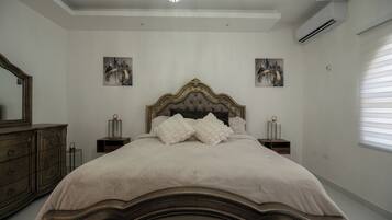 Habitación Deluxe doble, vistas al jardín | Cortinas opacas, tabla de planchar con plancha, wifi gratis