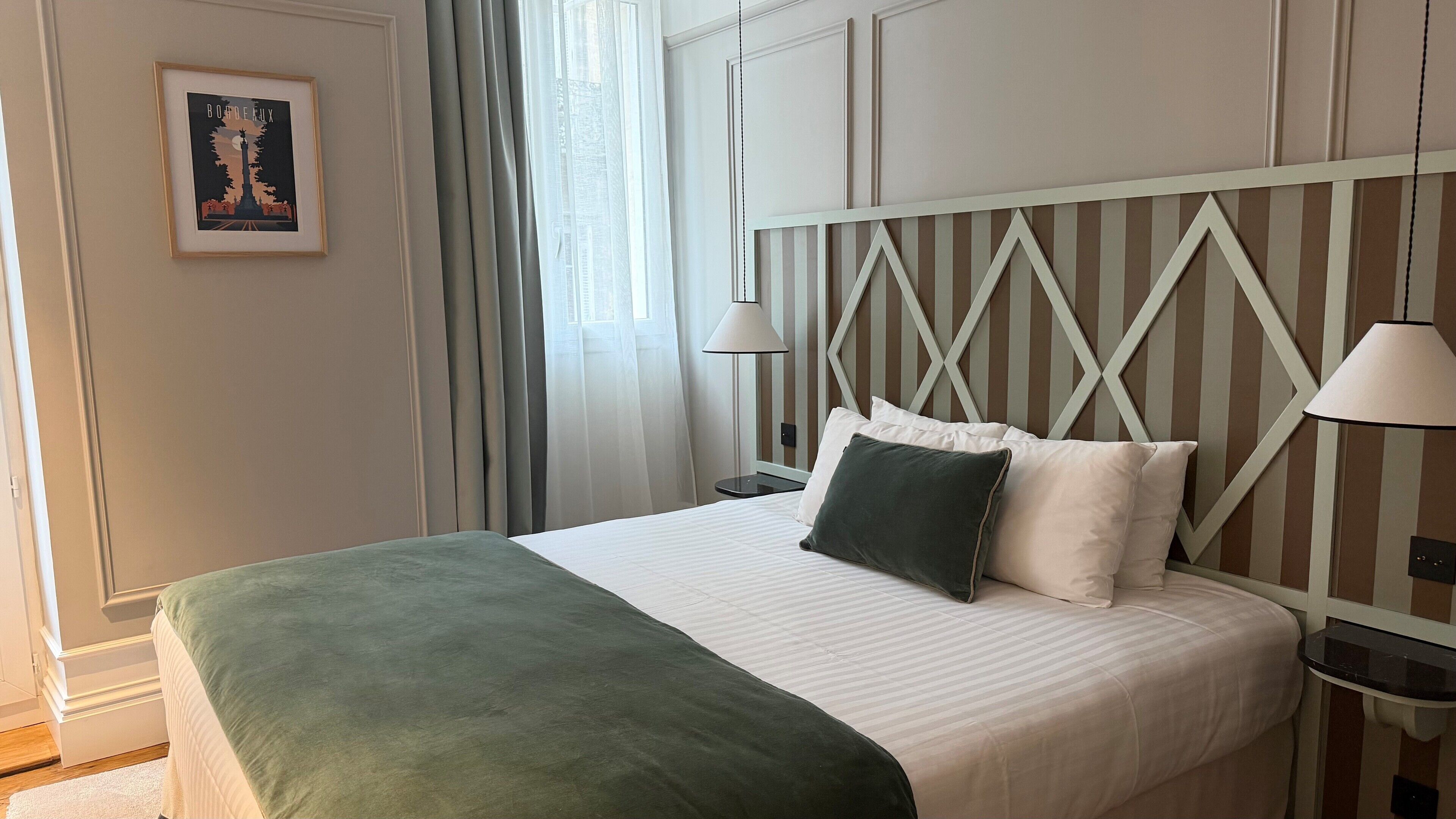 Kamer (Elegance) | Luxe beddengoed, een kluis op de kamer, een bureau, een laptopwerkplek