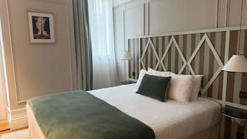 Kamer (Elegance) | Luxe beddengoed, een kluis op de kamer, een bureau, een laptopwerkplek