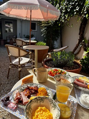 Petit déjeuner buffet servi tous les jours en supplément