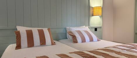 Classic Twin Room | Premium bedding, in-room safe, desk, laptop workspace