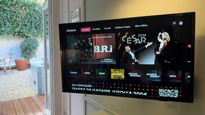 Sängtillbehör av högsta kvalitet och värdeförvaringsskåp på rummet