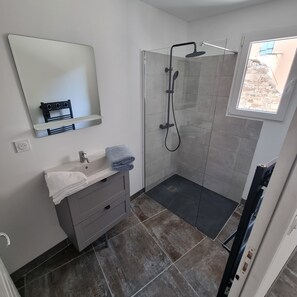 Shower, hair dryer, towels, soap - La Remise de Comprégnac (Comprégnac)