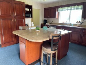 Fridge, microwave, oven, stovetop - Kelly's Carriage House (Savona)