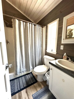 Towels, soap, shampoo, toilet paper - Charming Tiny Home Bear Pen Bungalow with AC and WiFi near Wonderful Franklin NC (Franklin)