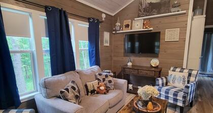 Storybook Mountain Cottage – Romantic Cottage w/ Fire Pit & Private Porch