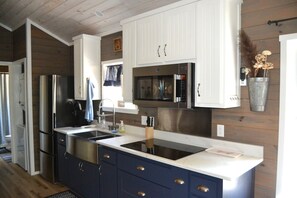 Fridge, microwave, oven, stovetop - Storybook Mountain Cottage – Romantic Cottage w/ Fire Pit & Private Porch (Franklin)