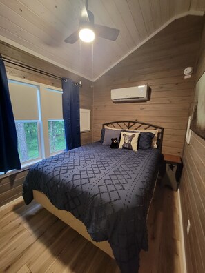 1 bedroom, WiFi, bed sheets - Charming Tiny Home Bear Pen Bungalow with AC and WiFi near Wonderful Franklin NC (Franklin)