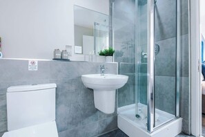 Dusche, Haartrockner, Shampoo