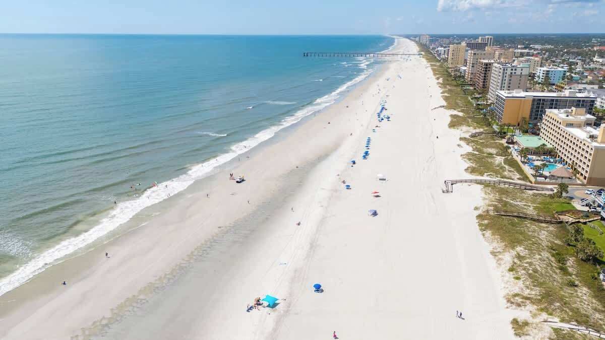 Vlak bij het strand, ligstoelen aan het strand, strandlakens