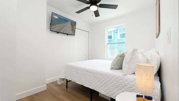 Fer et planche à repasser, lit parapluie, Wi-Fi gratuit, draps fournis