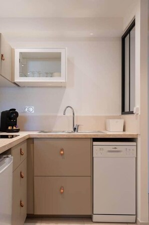 Kühlschrank, Mikrowelle, Ofen, Geschirrspüler