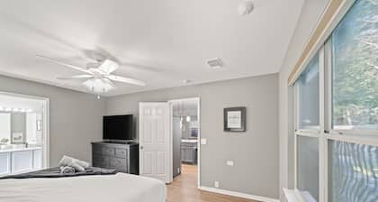 Dreamy Spring Getaway - Sleeps 10, Near IAH & Downtown