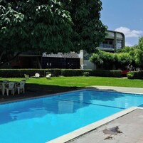 Una piscina al aire libre
