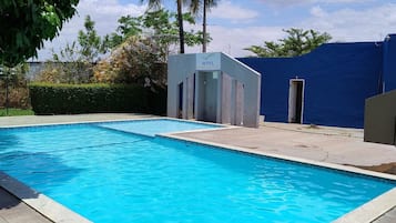 Una piscina al aire libre