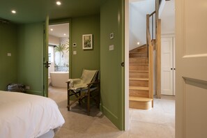 1 slaapkamer, een strijkplank/strijkijzer, internet, beddengoed