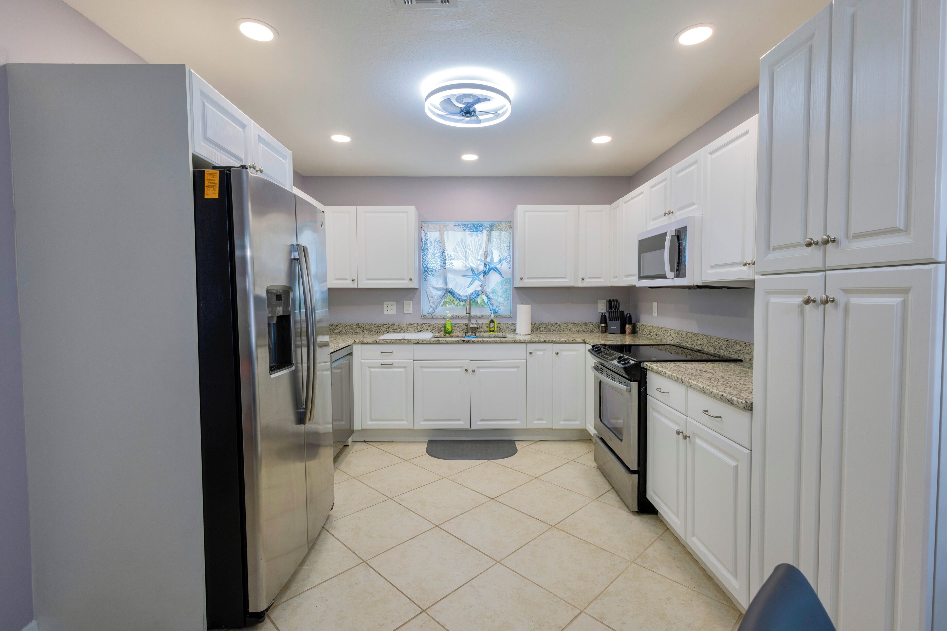 Kylskåp, mikrovågsugn, ugn och spishäll