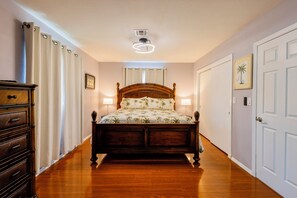 2 bedrooms, desk, iron/ironing board, WiFi