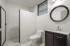 Appartement | Badkamer | Een douche, een haardroger, handdoeken