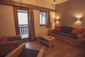 Apartment, 3 Bedrooms, Balcony, Mountain View | Living area