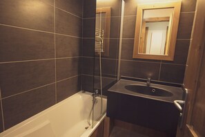 Apartament familiar, 1 dormitori, balcó | Bany