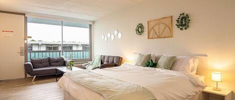 1 bedroom, desk, WiFi, bed sheets