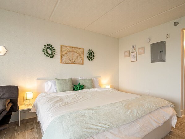 1 bedroom, desk, WiFi, bed sheets