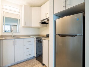 Cafetière/bouilloire, batterie de cuisine, vaisselle et ustensiles