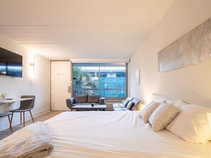 1 bedroom, desk, WiFi, bed sheets