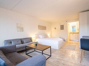 1 bedroom, desk, WiFi, bed sheets
