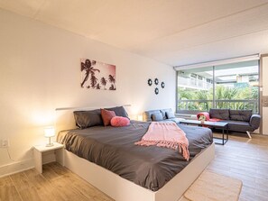 1 bedroom, desk, WiFi, bed sheets