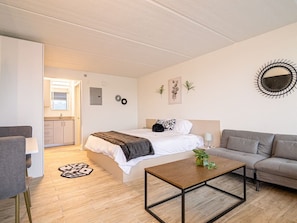 1 bedroom, desk, WiFi, bed sheets