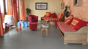 Living area - travelski home classic - Résidence Les Balcons d'Anaïs 3* - 3 pièces 4/6 personnes (Villarodin-Bourget)