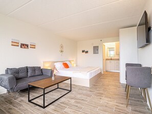1 bedroom, desk, WiFi, bed sheets