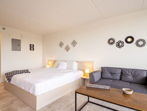 1 bedroom, desk, WiFi, bed sheets
