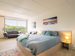 1 bedroom, desk, WiFi, bed sheets