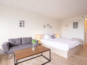 1 bedroom, desk, WiFi, bed sheets