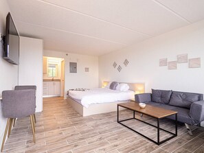1 bedroom, desk, WiFi, bed sheets