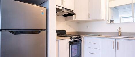 Microwave, coffee/tea maker, cookware/dishes/utensils, dining tables